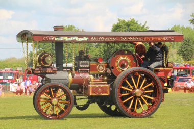 Southampton, İngiltere - 28 Temmuz 2019: Geleneksel Netley Steam and Craft Show 'da vintage çekici motor sergileniyor.