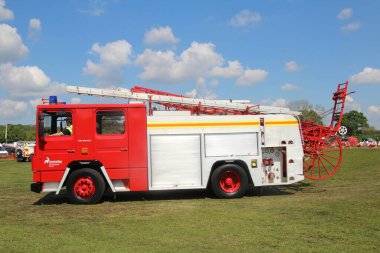 Winchester, İngiltere - 12 Mayıs 2019: Klasik bir araç rallisinde itfaiye aracı gösterimde. Bu araçların birçok farklı tasarımı yıllardır İngiltere itfaiye teşkilatı tarafından kullanılıyor..