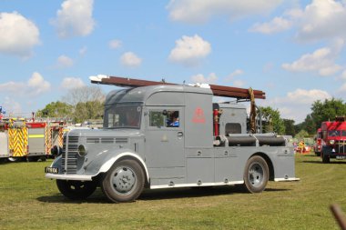 Winchester, İngiltere - 12 Mayıs 2019: Klasik bir araç rallisinde itfaiye aracı gösterimde. Bu araçların birçok farklı tasarımı yıllardır İngiltere itfaiye teşkilatı tarafından kullanılıyor..