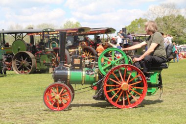 Winchester, İngiltere - 12 Mayıs 2019: Buhar mitinginde klasik bir buhar makinesinin ölçekli modeli. Tam boyutlu motorlar, dizel motorlar tarafından değiştirilene kadar yaygın bir yerdi..