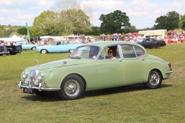 Winchester, İngiltere - 12 Mayıs 2019: 20. yüzyılın ortalarından kalma eski klasik araba klasik bir araba rallisinde sergilenmektedir. Mitingdeki tüm arabalar 60 ila 100 yaşları arasındaydı..