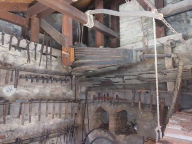 Eski bir demirci atölyesinin içinde..