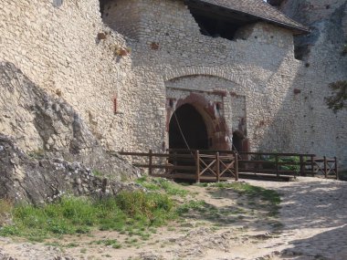 13. yüzyılın ortalarında ya da sonlarında Macaristanlı Bla IV tarafından inşa edilen Smeg Kalesi, Balaton Gölü 'nün 20 mil kuzeyinde yer alan 