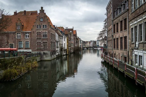 Brugge, West Flanders Belçika - Ocak 2017: kanallar ve eski ortaçağ evleri, kış cityscape