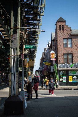 New York, Ny Usa - Nisan 2016: renkli mağazaları metal taşıma Köprüsü yakınlarında Brighton Beach sokaklarında