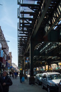 New York, Ny Usa - Nisan 2016: Brighton Beach sokaklarında metal taşıma köprünün altından