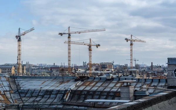 Saint petersburg, russland - april 2018: blick auf die stadt vom dach alter häuser in der historischen mitte bei sonnigem tag, baukräne — Stockfoto