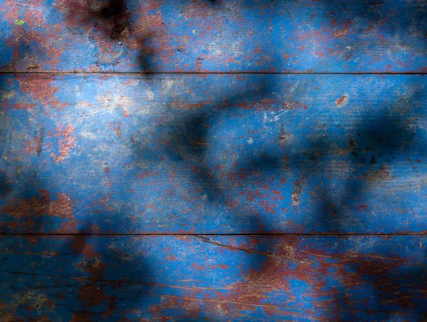 Velho azul mesa de madeira fundo textura com sombras sobre ele — Fotografia de Stock