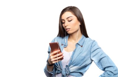 Bir şey hakkında düşünme rahat bezler tereddüt ile smartphone onun elinde bakarak Genç esmer kadın 