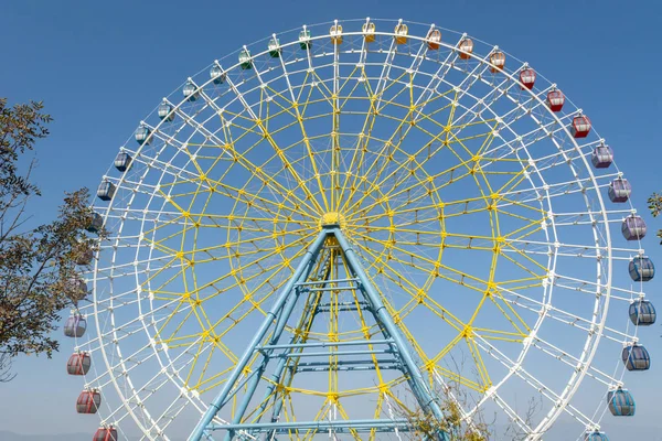 Pariserhjul i Tbilisi, Georgia vid Mtatsminda Park, står på kanten av berget Mtatsminda — Stockfoto