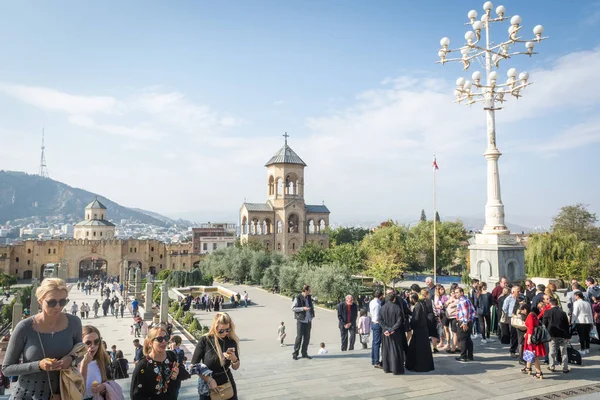 Tbilisi, Geórgia - outubro de 2018: pessoas no território da Catedral da Santíssima Trindade, comumente conhecida como Sameba em Tbilisi, Geórgia Imagens De Bancos De Imagens Sem Royalties