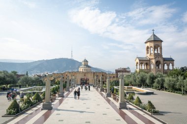 Tiflis, Gürcistan - Ekim 2018: Tiflis, Gürcistan'daki Sameba olarak bilinen kutsal Trinity Katedrali topraklarının insanlarda