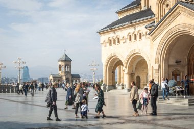 Tiflis, Gürcistan - Ekim 2018: Tiflis, Gürcistan'daki Sameba olarak bilinen kutsal Trinity Katedrali topraklarının insanlarda