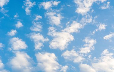 Mavi parlak yaz gökyüzü güneşli bir kabarık bulutlar ile