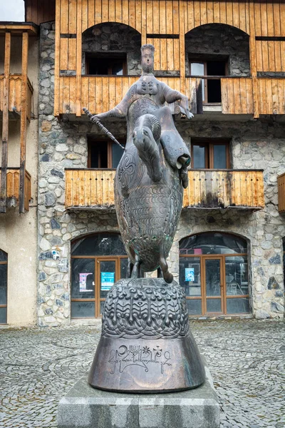 Outubro 2018 - Mestia, Svaneti, Geórgia: monumento moderno à Rainha Tamar, a Grande, na praça central — Fotografia de Stock