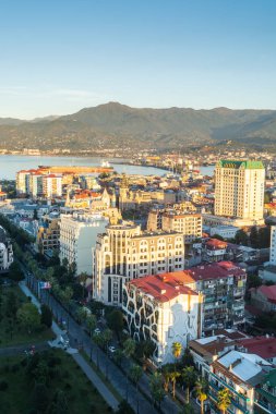 Batum, Acara, Gürcistan - Ekim 2018: Sheraton sky bar en baştan ile arka plan dağlarda günbatımı altın saat sırasında görülen cityscape