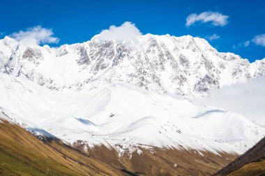 Karlı zirveleri ile sahne dağ manzarası