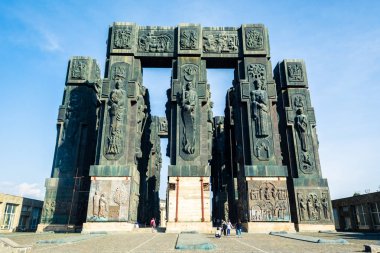 Tiflis, Gürcistan - Ekim 2018: Geçmiş Gürcistan anıtın Tsereteli, Kartlis Tskhovreba tarafından