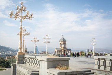 Tiflis, Gürcistan - Ekim 2018: Tiflis, Gürcistan'daki Sameba olarak bilinen kutsal Trinity Katedrali topraklarının insanlarda