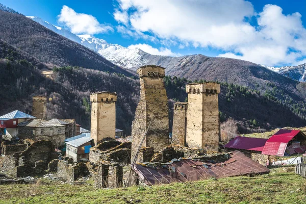 Autentiska hög-bergsby i dalen, Ushguli, Svanetien, Georgien — Stockfoto