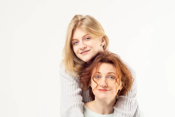 Adult woman with teenage girl embracing — Stock Photo, Image