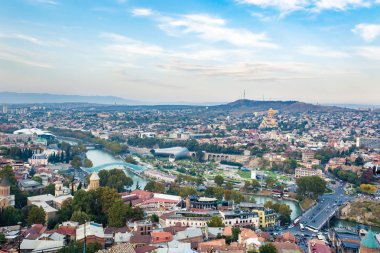 Üstten Tbilisi panoramik görünüm