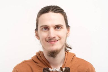 genç gülümseyen adam portresi