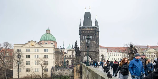 Praga, Repubblica Ceca - dicembre 2018: turisti che camminano sul ponte Carlo — Foto Stock