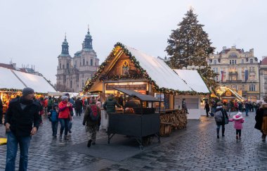 Gotik Tyne Katedrali ile Eski Şehir Meydanı, Prague, Çek Cumhuriyeti - Aralık 2018: Noel pazarı. 