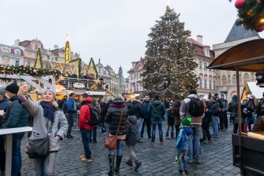 Gotik Tyne Katedrali ile Eski Şehir Meydanı, Prague, Çek Cumhuriyeti - Aralık 2018: Noel pazarı. 