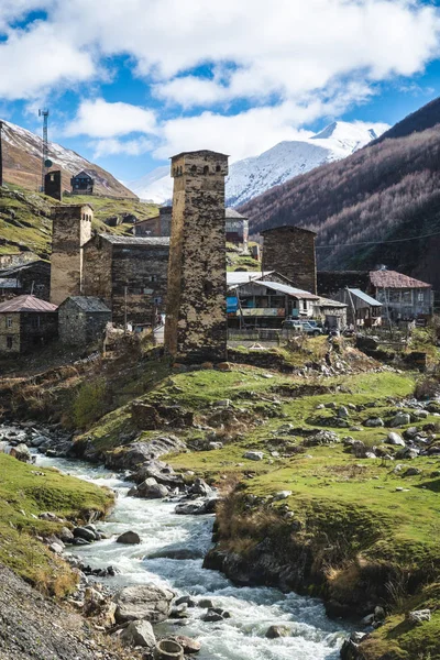 Aldeia de montanha alta autêntica no vale — Fotografia de Stock