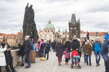 Charles Köprüsü'nde Prag, Bohemya Çek Cumhuriyeti - Aralık 2018: turist