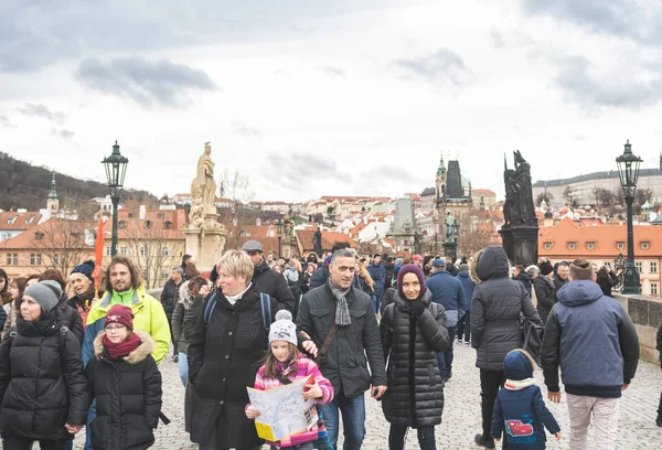Praga, Boemia Repubblica Ceca - Dicembre 2018: Turisti sul ponte Carlo — Foto Stock