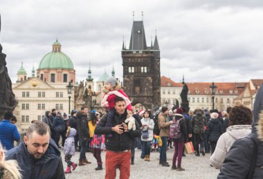 Charles Köprüsü'nde Prag, Bohemya Çek Cumhuriyeti - Aralık 2018: turist