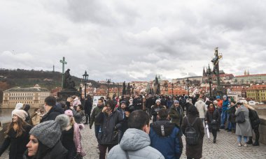 Charles Köprüsü'nde Prag, Bohemya Çek Cumhuriyeti - Aralık 2018: turist