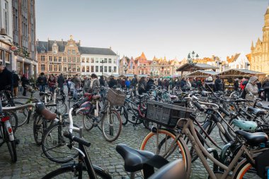 Brugge, West Flanders Belçika - Aralık 2018: Pazar Meydanı Park Bisiklet