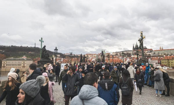 Praga, Boemia Repubblica Ceca - Dicembre 2018: Turisti sul ponte Carlo — Foto Stock