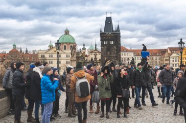 Charles Köprüsü'nde Prag, Bohemya Çek Cumhuriyeti - Aralık 2018: turist