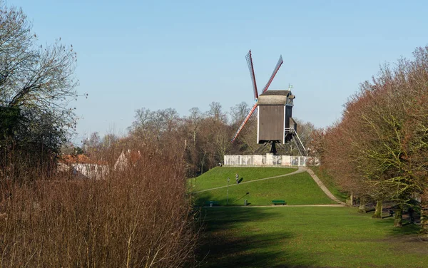 Větrný mlýn za slunečného dne, Brugge, Západní Flandry, Belgie — Stock fotografie