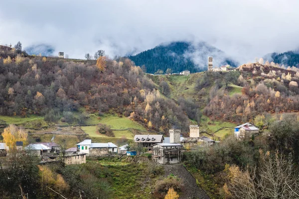 Velho povoado no vale das montanhas — Fotografia de Stock