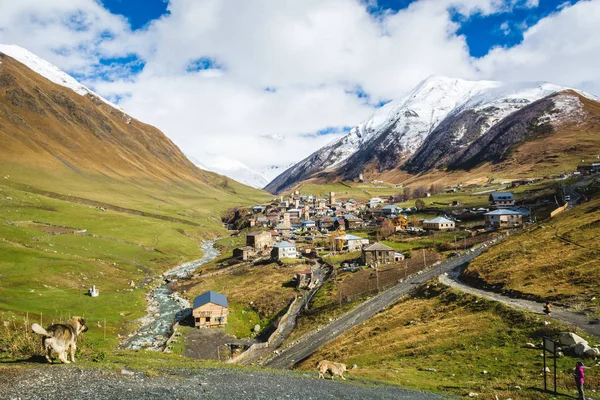 Envejecido pueblo histórico en hermosa cordillera Imagen De Stock