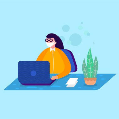 Maskeli kadın ofiste oturuyor..