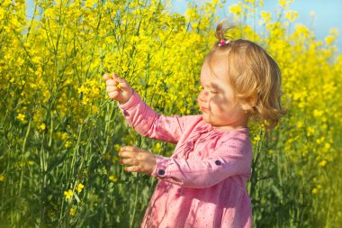 Sabun köpüğü ile bir köle alandaki küçük, neşeli, üç-yıl-yaşlı kız yürüyor