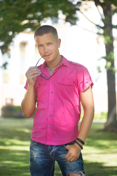Carino Uomo Emotivo Con Cuffie Occhiali Una Camicia Rosa Che — Foto Stock