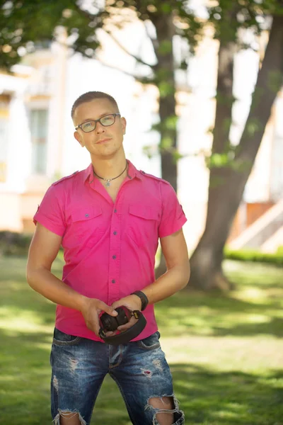 Carino Uomo Emotivo Con Cuffie Occhiali Una Camicia Rosa Che — Foto Stock