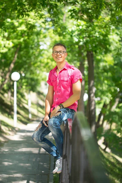 Симпатичный Эмоциональный Мужчина Очках Розовой Рубашке Ходит Пешеходному Мосту — стоковое фото