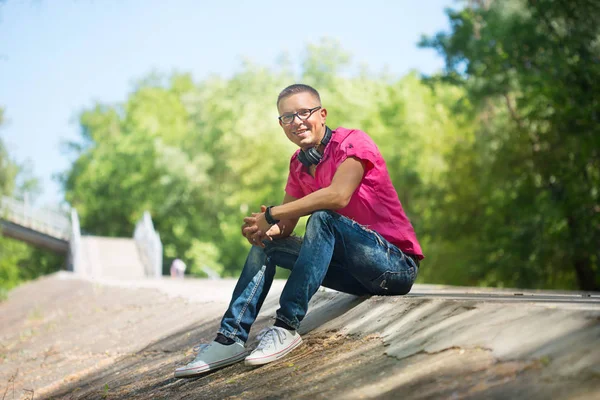 Carino Uomo Emotivo Con Cuffie Che Indossano Occhiali Camicia Rosa — Foto Stock