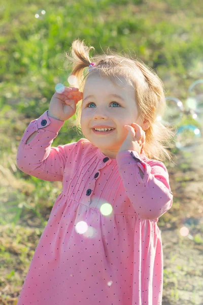 Een Kleine Vrolijke Drie Jarige Meisje Loopt Een Veld Van — Stockfoto