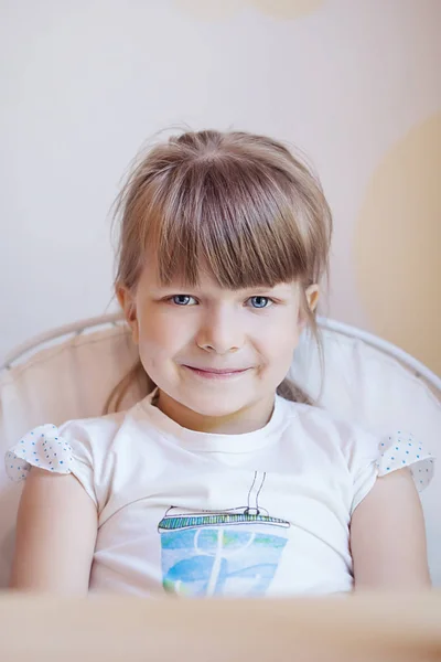 Hermosa Sonriente Niña Ojos Azules Pelo Claro Sentada Mesa Sonriendo —  Fotos de Stock