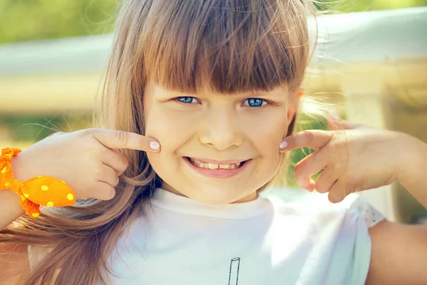 Vacker Leende Stygg Liten Ljus Haired Flicka Promenader Parken Solig — Stockfoto